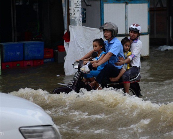 Triều cường lên nhanh, nguy cơ gây ngập úng ở TP. HCM