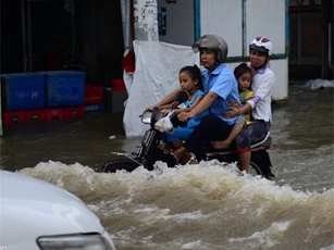 Triều cường lên nhanh, nguy cơ gây ngập úng ở TP. HCM