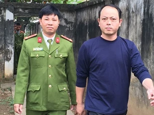 Đến tiệm tạp hóa, tự xưng công an rồi lừa đảo để lấy tiền