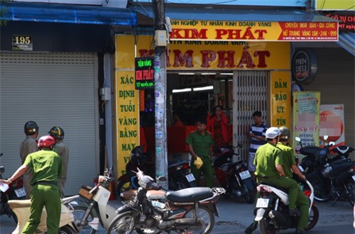 Người mang "xăng" đến tiệm vàng dọa đốt nghi bị tâm thần 