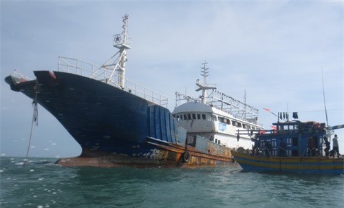 Phát hiện tàu "ma" trôi dạt trên biển Bình Thuận