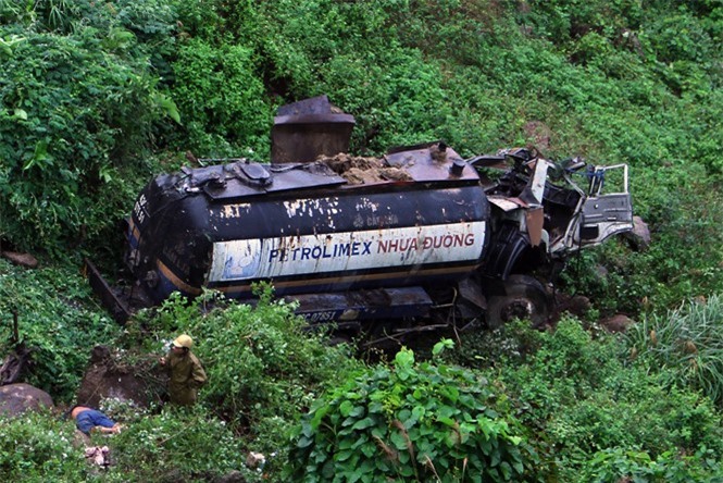Xe bồn lao xuống vực đèo Hải Vân, 2 người thương vong