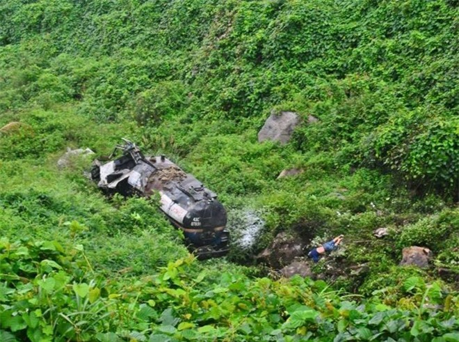Xe bồn lao xuống vực đèo Hải Vân còn hạn kiểm định đến 3/12
