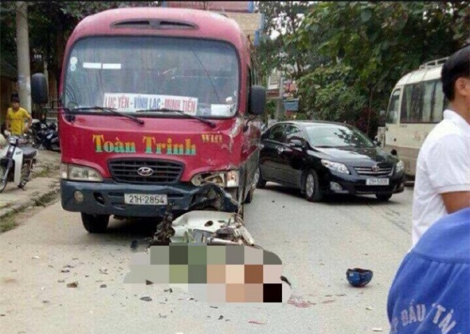 Xe máy lấn làn đấu đầu xe khách, người đàn ông tử vong tại chỗ