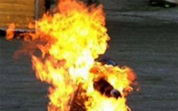 Hãi hùng thanh niên Australia tự thiêu làm 27 người thương vong