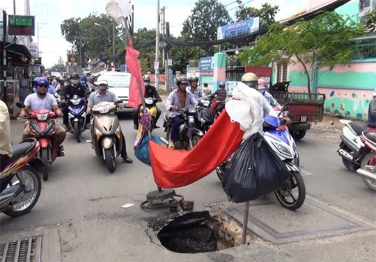 "Hố tử thần" sâu 2 mét xuất hiện gần cổng trường học ở Sài Gòn