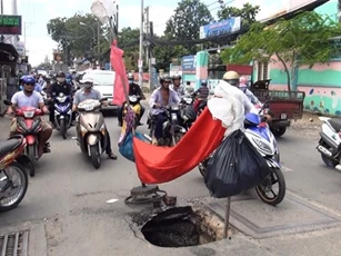 "Hố tử thần" sâu 2 mét xuất hiện gần cổng trường học ở Sài Gòn