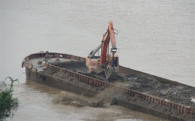 Khẩn trương điều tra vụ xả thải nguy hại xuống sông Hồng