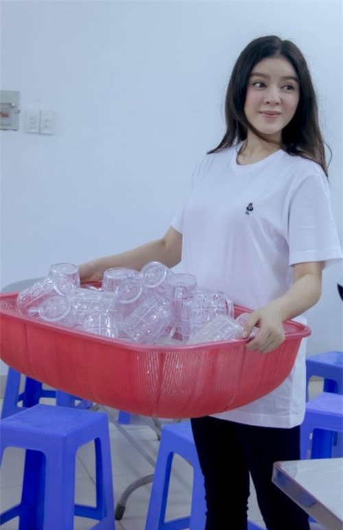 Lý Nhã Kỳ xinh đẹp như cô tấm, ủng hộ đồng bào miền Trung 500 triệu đồng
