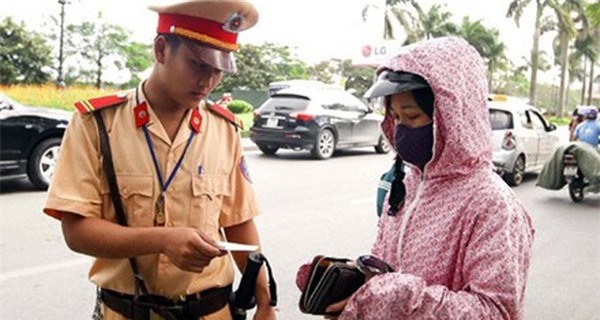 Mượn xe người yêu đi chơi có bị phạt lỗi không chính chủ?