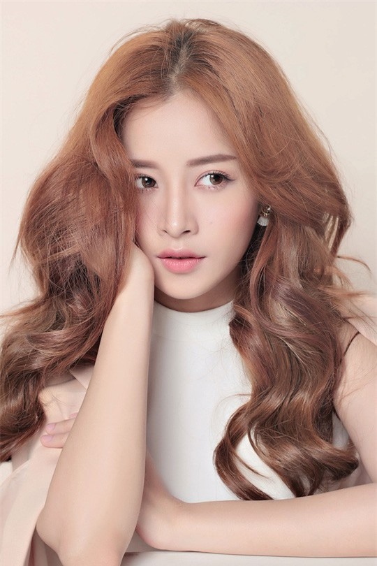 Nhìn lại chặng đường từ hot girl thành "cô gái vàng" của Chi Pu