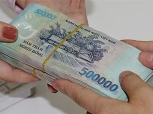 Tài xế taxi trả lại 100 triệu đồng cho khách để quên
