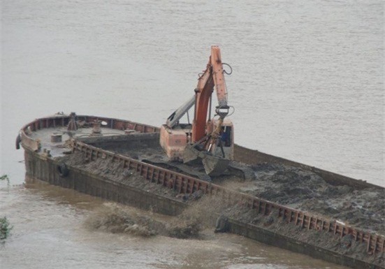 Tạm đình chỉ 3 CSGT đường thủy sau vụ đổ thải xuống sông Hồng