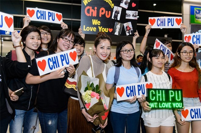 Trở về từ Asia Artist Awards, Chi Pu rạng rỡ bên người hâm mộ