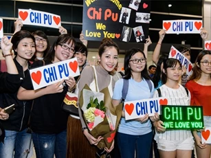 Trở về từ Asia Artist Awards, Chi Pu rạng rỡ bên người hâm mộ