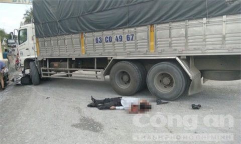 Va chạm với xe tải, người đàn ông bị cán tử vong