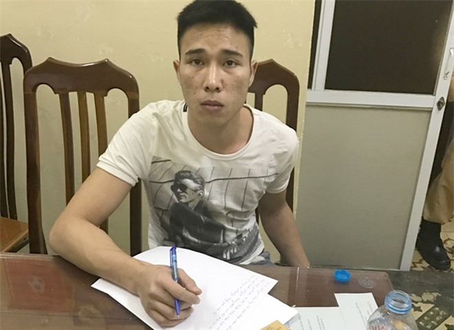 Cảnh sát quật ngã kẻ cướp ví của cô gái nước ngoài