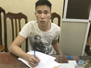Cảnh sát quật ngã kẻ cướp ví của cô gái nước ngoài