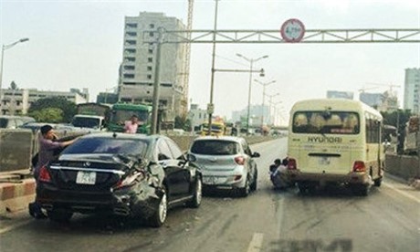 Hà Nội: Xe khách húc đuôi xế hộp bạc tỷ trên Vành đai 3