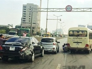 Hà Nội: Xe khách húc đuôi xế hộp bạc tỷ trên Vành đai 3