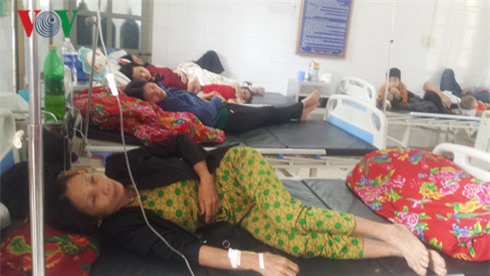 Hàng chục người nhập viện cấp cứu sau ăn cưới tại Yên Bái