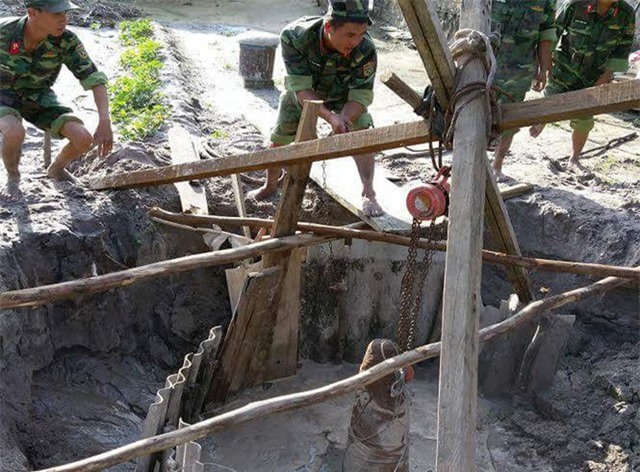 Hoảng hồn phát hiện quả bom nặng 300kg, còn nguyên kíp nổ