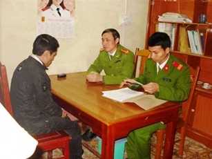 Không được tiền mua điện thoại, "nghich tử" châm lửa đốt nhà