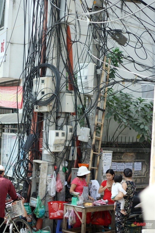 Mưu sinh cạnh bốt điện "tử thần", người dân bất chấp nguy hiểm