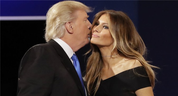 Nhà thiết kế của vợ ông Obama từ chối may quần áo cho vợ ông Trump