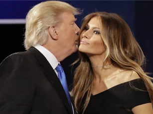 Nhà thiết kế của vợ ông Obama từ chối may quần áo cho vợ ông Trump
