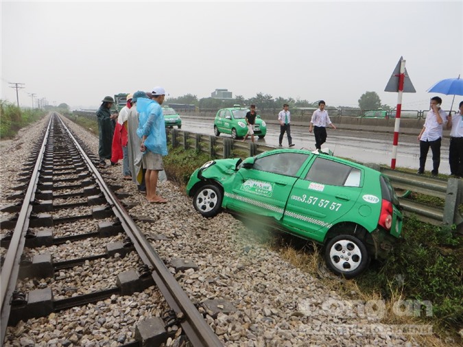 Tàu hỏa kéo lê taxi hơn 50m, 3 người may mắn thoát chết