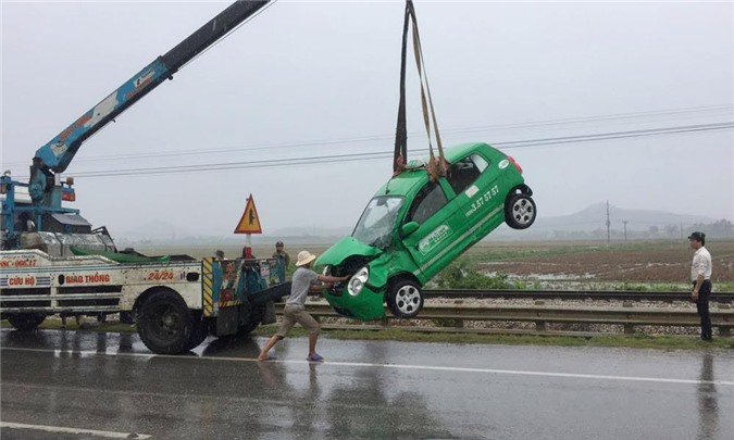 Tàu hỏa kéo lê taxi hơn 50m, nhiều người thoát nạn trong gang tấc