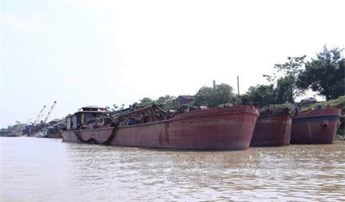 Vây bắt 14 tàu khai thác cát trái phép trên sông Hồng