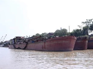 Vây bắt 14 tàu khai thác cát trái phép trên sông Hồng