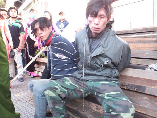 Trộm chó đập vỡ kính xe rước dâu, công an điều giúp xe 16 chỗ