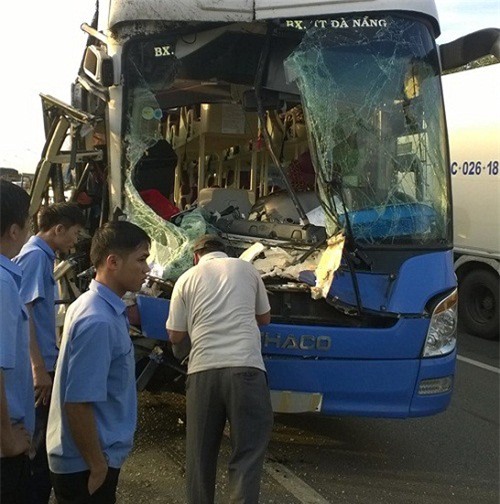 Xe khách nát đầu khi đâm đuôi xe tải, 9 người bị thương