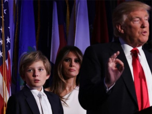 Donald Trump xác nhận vợ và con trai út không dọn vào Nhà Trắng