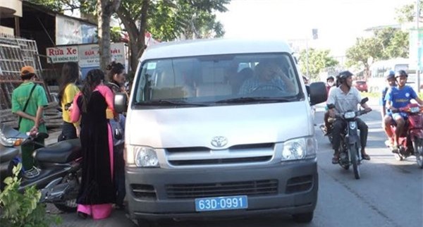 Gia đình gửi tiền mượn xe rước dâu, công an từ chối không nhận