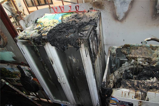 Hiện trường tan hoang sau vụ cháy trên phố Trần Khát Chân