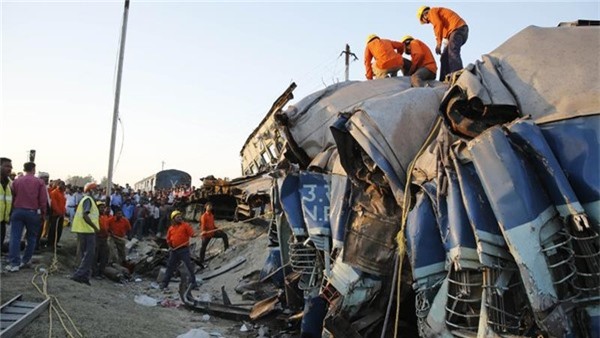 Tai nạn tàu hỏa thảm khốc ở Ấn Độ, hơn 100 người tử vong