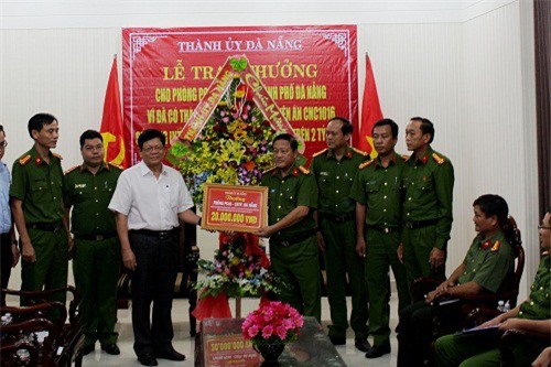 Thưởng "nóng” ban chuyên án phá vụ án lừa đảo qua Facebook