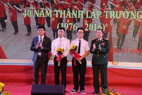 Tuyên dương nam sinh làm vỡ gương ô tô, gửi lời xin lỗi