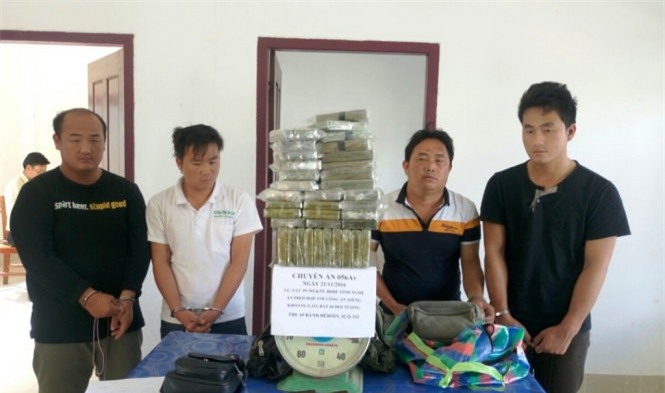 Bắt "nóng" đường dây bán 69 bánh heroin trong căn nhà hoang