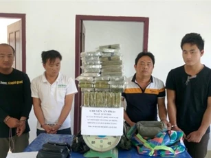 Bắt "nóng" đường dây bán 69 bánh heroin trong căn nhà hoang