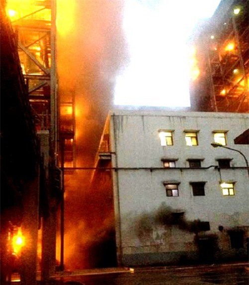 Nhà máy nhiệt điện Cẩm Phả bốc cháy, 1 nhà xưởng bị thiêu rụi