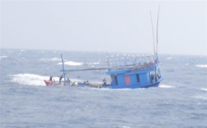 Tàu sắp chìm, 3 ngư dân yêu cầu cứu nạn khẩn cấp