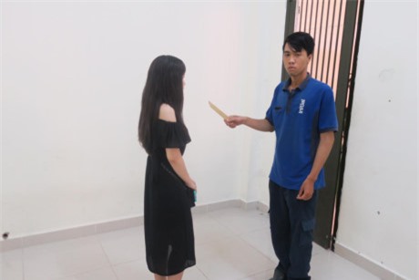 Thiếu nữ 19 tuổi tước dao khỏi tên cướp trong nhà vệ sinh 