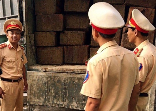 Thoát trạm kiểm lâm, xe chở gỗ lậu bị chốt CSGT tóm gọn