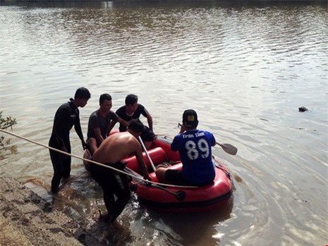 Tìm thấy thi thể người mẹ ôm con nhảy sông tự tử