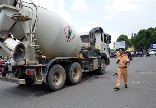 Va chạm với xe bồn, người đàn ông bị cán gần đứt lìa chân